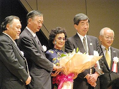 兼高さん（中央）に特別賞授与