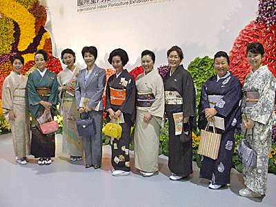吉村知事(左から4人目)と参加した女将たち