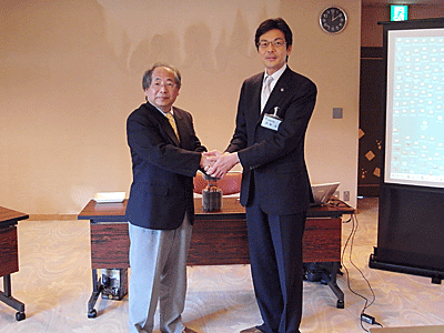 齊藤市長(右)と武藤教授