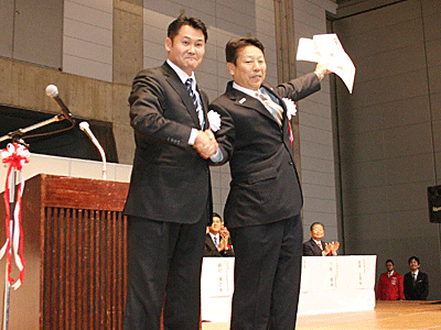青年部長賞の新潟県松之山温泉支部青年部(右)