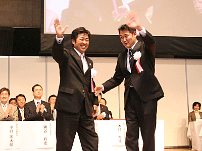 井上善博部長(右)と横山公大次期部長