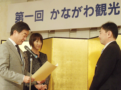 松沢知事（左）から熊澤社長（右）に表彰状