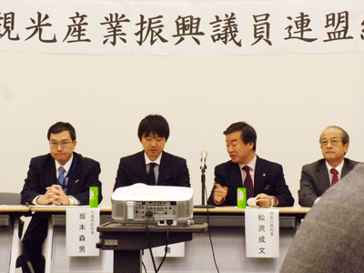 （左から）坂本副知事、橋下府知事、松沢知事、古賀会長