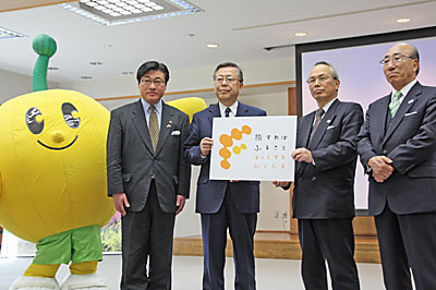 佐藤知事（中央）とキャラクター「キビタン」（左）