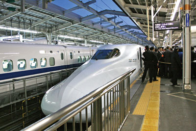鹿児島に向けて山陽・九州新幹線1番列車が出発（新大阪）