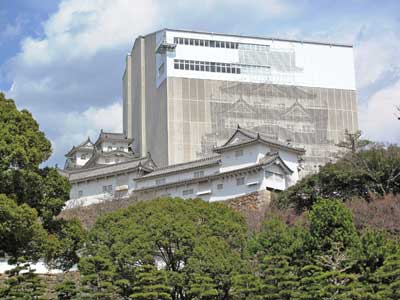 姫路城の大天守を覆う素屋根