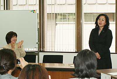 石橋利栄新会長(右)と清水美枝前会長