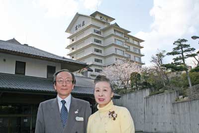 畠隆章社長とひで子女将（吉川屋前で）