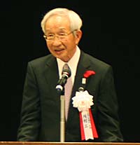 あいさつする岡村正会頭