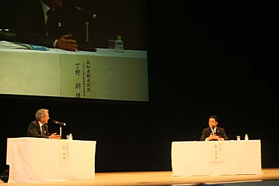 対談する丁野氏（左）と尾﨑知事