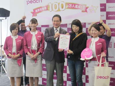 井上CEOが記念品を贈呈