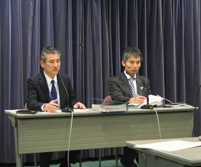 会長する観光庁の河野総務課長（左）