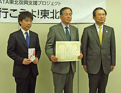 吉川委員長（右）とエヌオーイーの林田社長（中央）