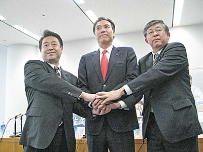 原口JR東日本常務、阿部長野県知事、柳田佐久市長（右から）