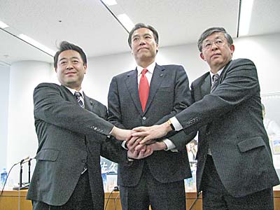 原口JR東日本常務、阿部長野県知事、柳田佐久市長(右から)