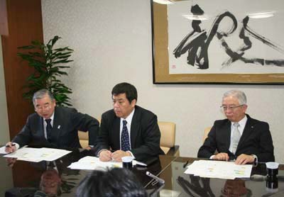 （左から）東京都旅組の今井明男理事長、佐藤会長、小原前会長