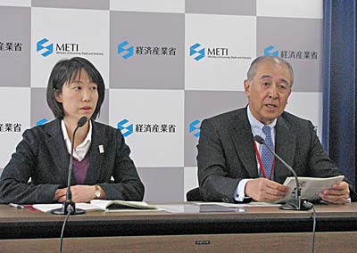 吉田敦子氏（左）と、力石寛夫委員長