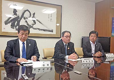 (左から)佐藤会長、大木副会長、横山公大青年部長
