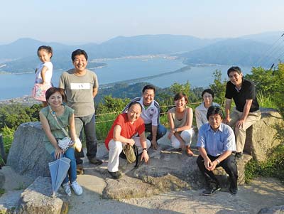 天橋立を背景にホツマ観光研究会のメンバー