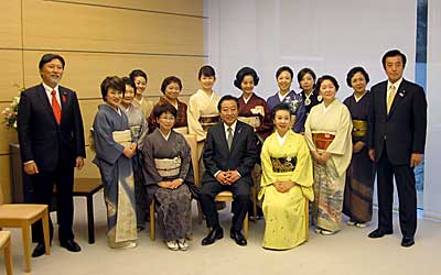 東北女将12人が野田首相を囲んで