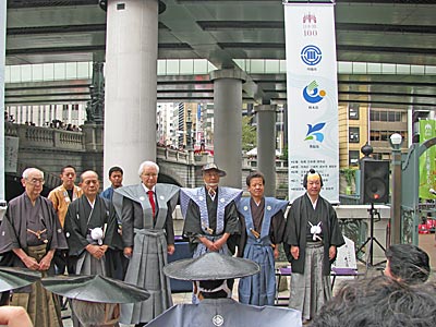 （右から）宇井香取市長、山本栃木副市長、川合川越市長、矢田中央区長、中村会長