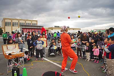 大道芸に魅了される子供たち