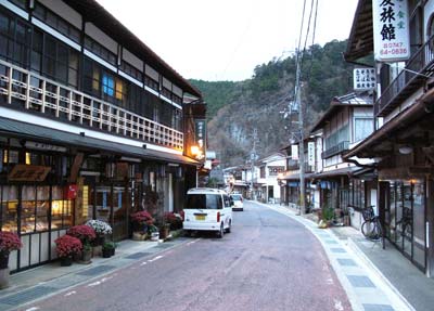 「千と千尋」の世界の洞川温泉街