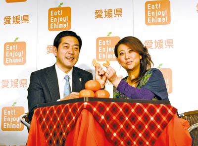 中村時広知事（左）と友近さん