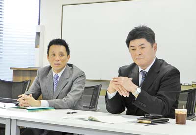 渦古隆観光・航空貨物委員長（右）と見世順治副事務局長