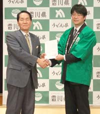 浜田知事（左）