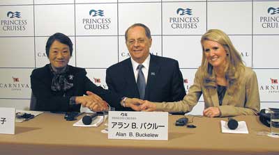 プリンセス・クルーズのアランB．バクルー社長を囲んで