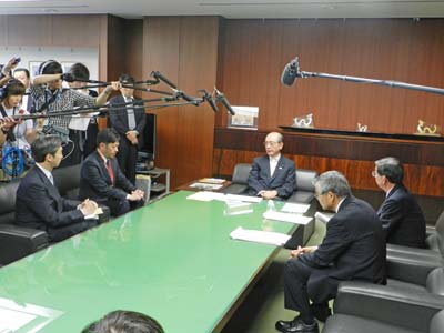 前田国交相（中央）に報告する業界団体の代表者