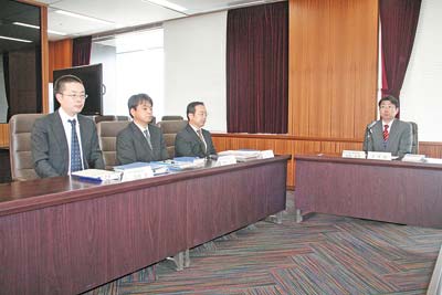 主宰は寺田吉道観光産業課長(右)