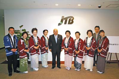ＪＴＢの田川博己社長を囲む女性委員会のメンバー7人