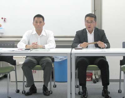 7月25日に会開した小川一副会長（右）