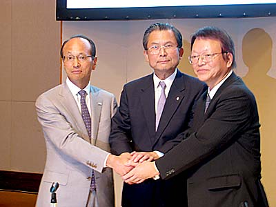 （左から）岡本邦夫CT社長、吉川勝久KNT社長、戸川和良近畿日本鉄道副社長