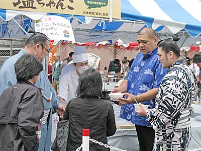 築地にて武蔵丸親方が塩ちゃんこを販売