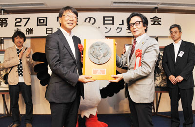 「旅ペン賞」受賞した豊岡市の中貝市長（左）
