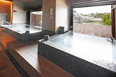 彦根城を望む大浴場