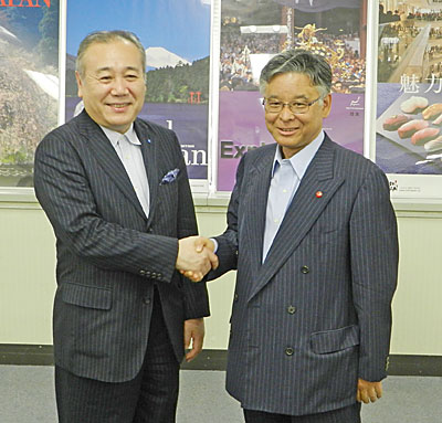 太田伸之社長（左）と松山良一理事長