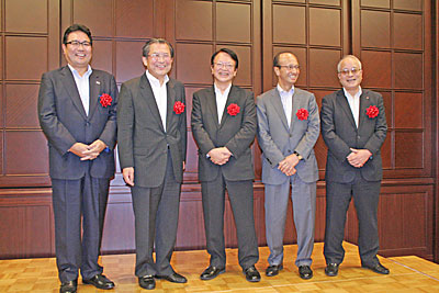 （左から）小山社長、吉川会長、戸川社長、岡本社長、小川社長