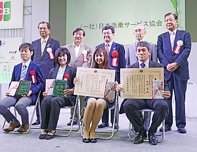 受賞者と選考委員（柳田さんは前列右端）