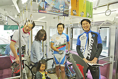 サイクリング姿の野志克仁松山市長(左)、中村時広愛媛県知事(右から2人目)、清水一郎伊予鉄道副社長(右端)