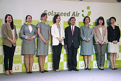高橋社長（中央右側）と「ソラ女子」プロジェクトチーム