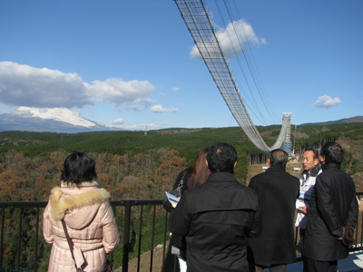 富士山を望む大吊り橋の建設現場を見学