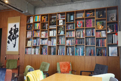 日本に関する英文書が並ぶ