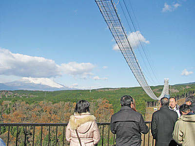 富士山を望む大吊橋を見学