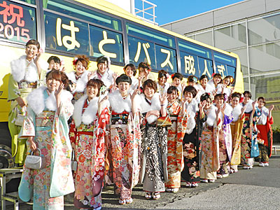 笑顔あふれる新成人のバスガイドたち