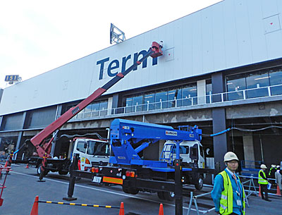 ターミナル名の接着作業中