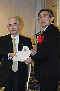 山口委員長から久保長官へ